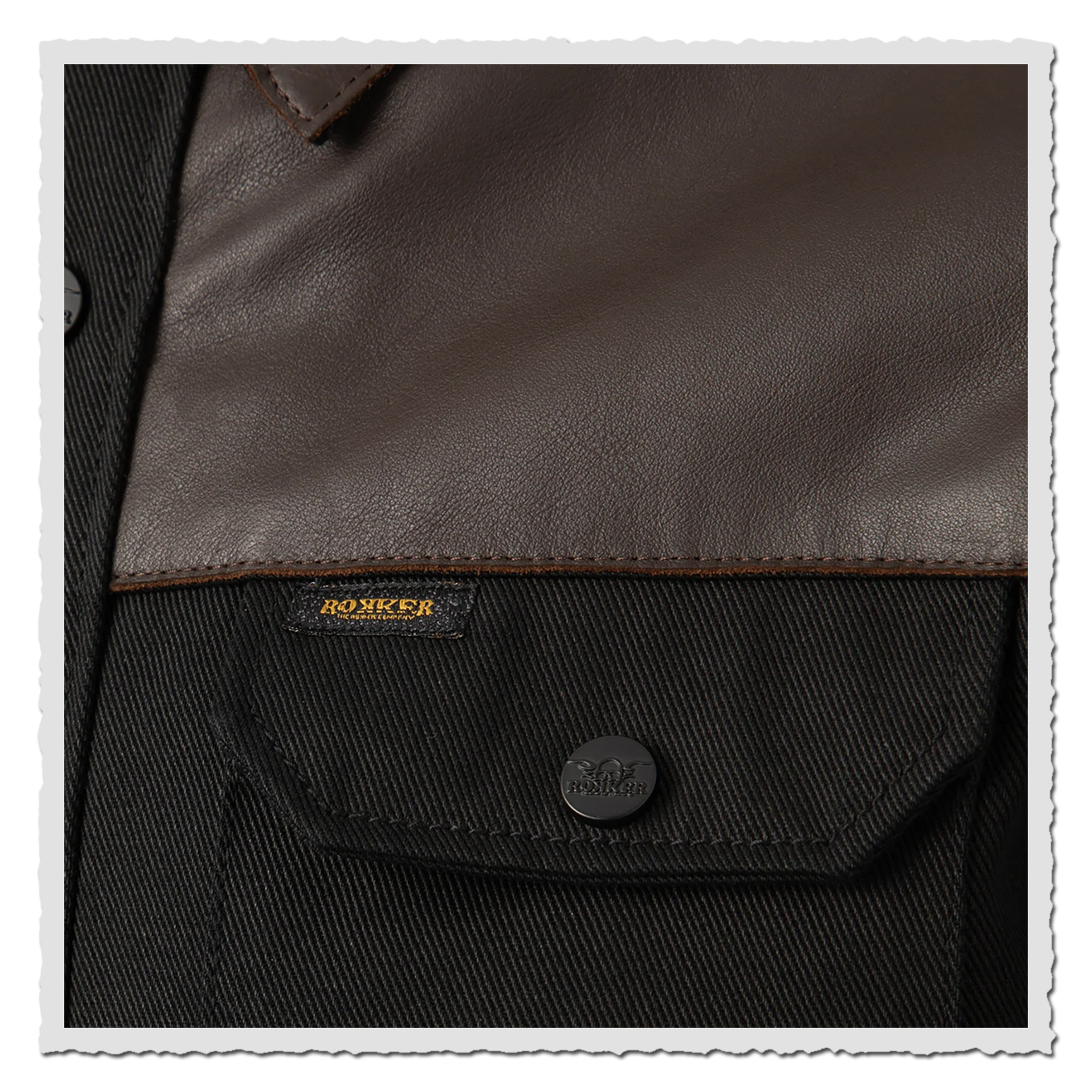 Detailfoto: Nahaufnahme der Brustpartie des schwarzen Shirts, Stoff und Naht sichtbar.